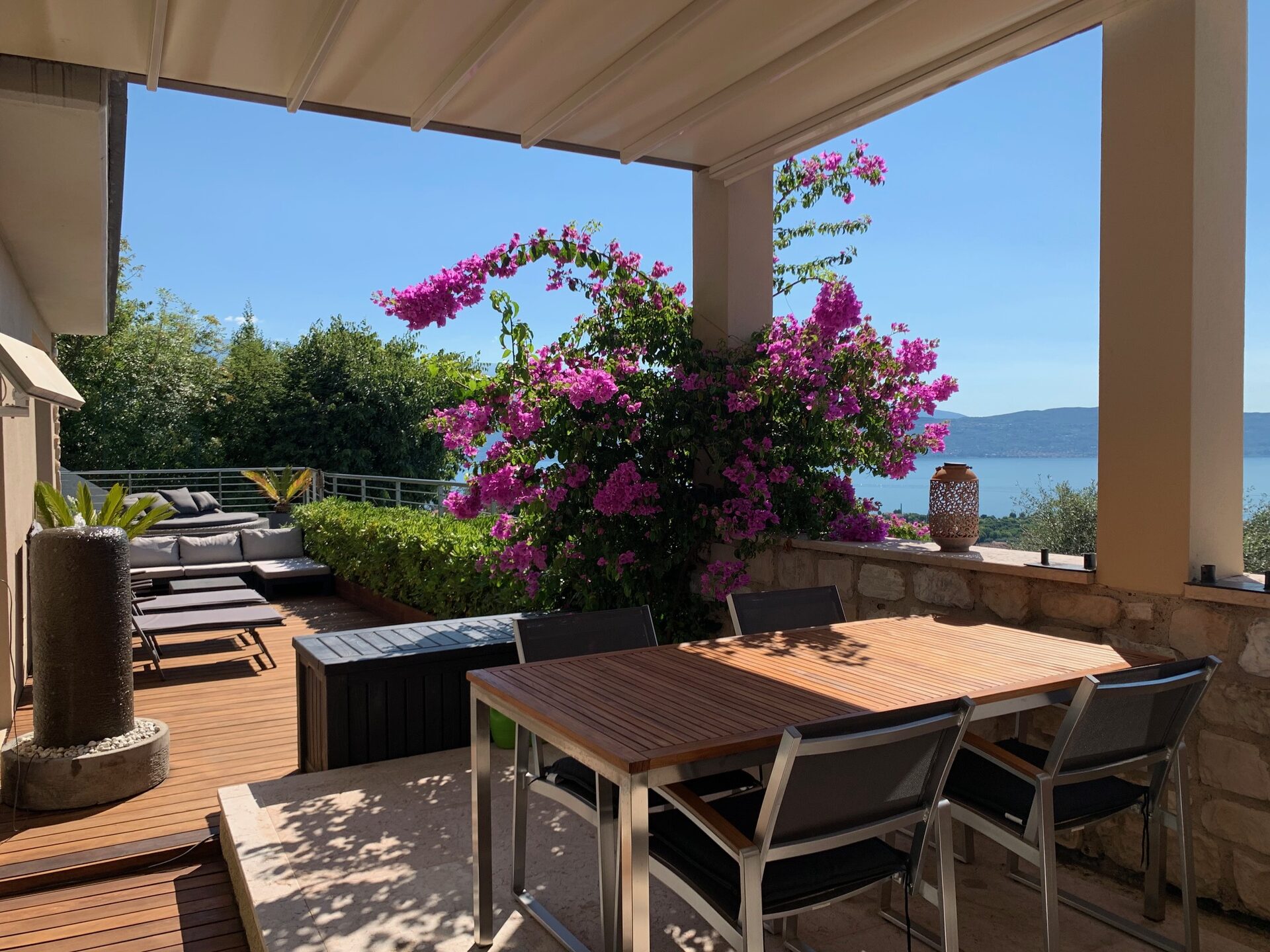 Boutique Sky · M1 · Terrasse mit Bougainvillea und Seeblick