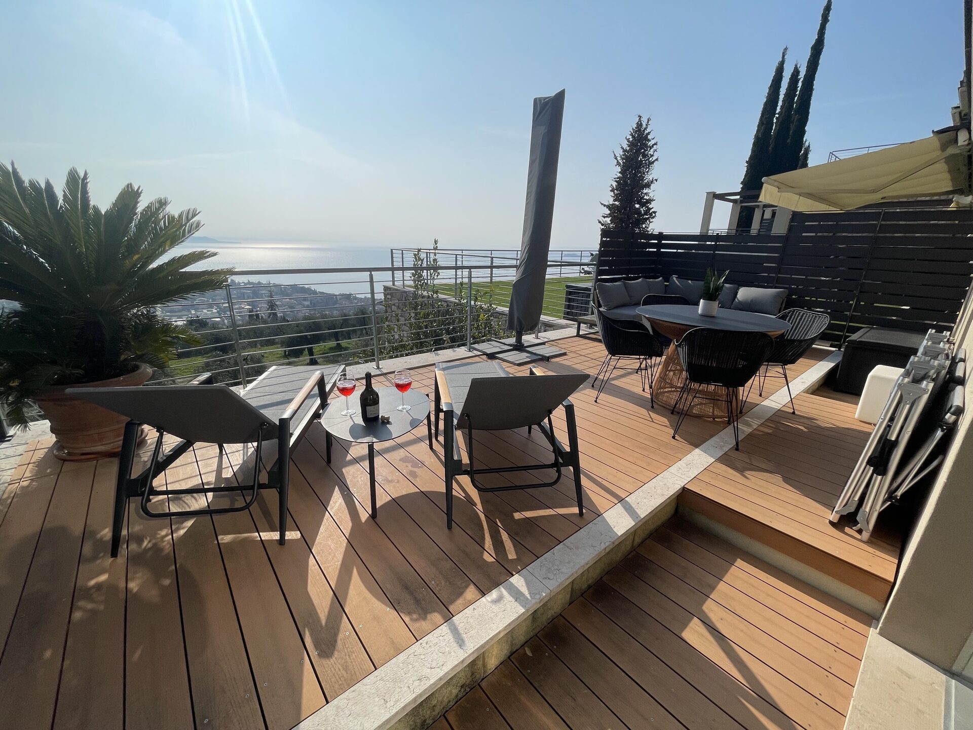 Sunrise Sky · M2 · Sky-Terrasse mit Sitzgruppe und Seeblick
