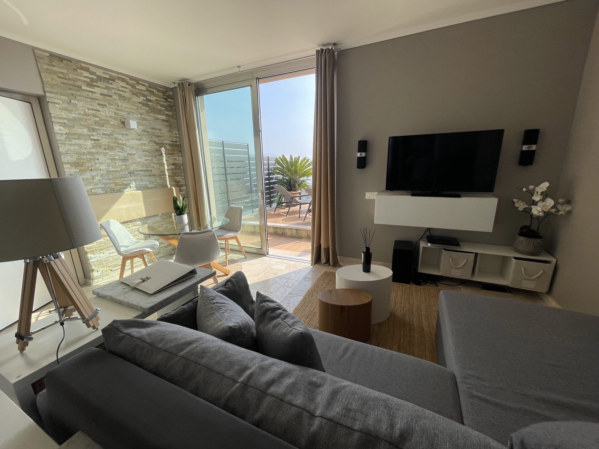 Sunrise Sky · M2 · Wohnbereich mit Blick zur Terrasse