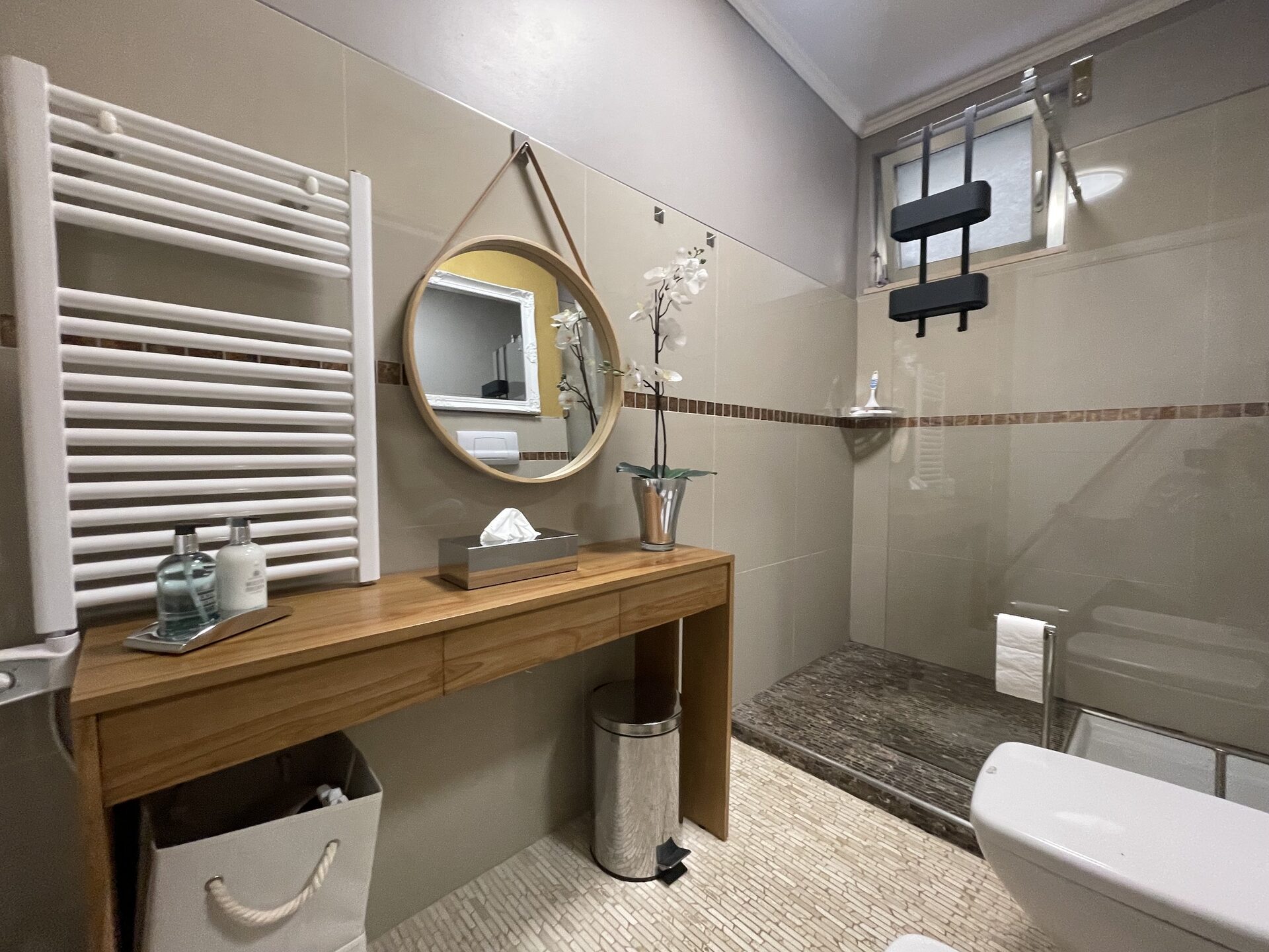 Sunrise Sky · M2 · Modernes Bad mit Walk-In-Dusche