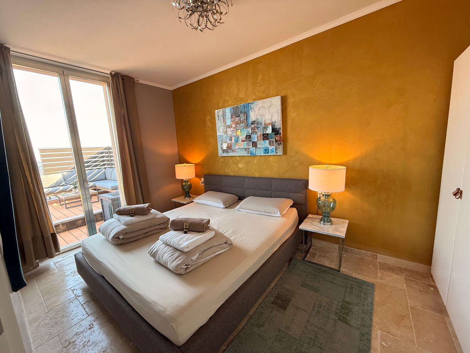 Sunrise Sky · M2 · Hauptschlafzimmer mit Zugang zur Sky-Terrasse