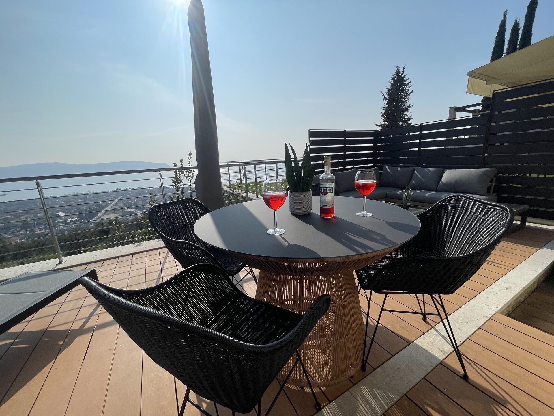 Sunrise Sky · M2 · Sky-Terrasse mit Sitzgruppe und Seeblick