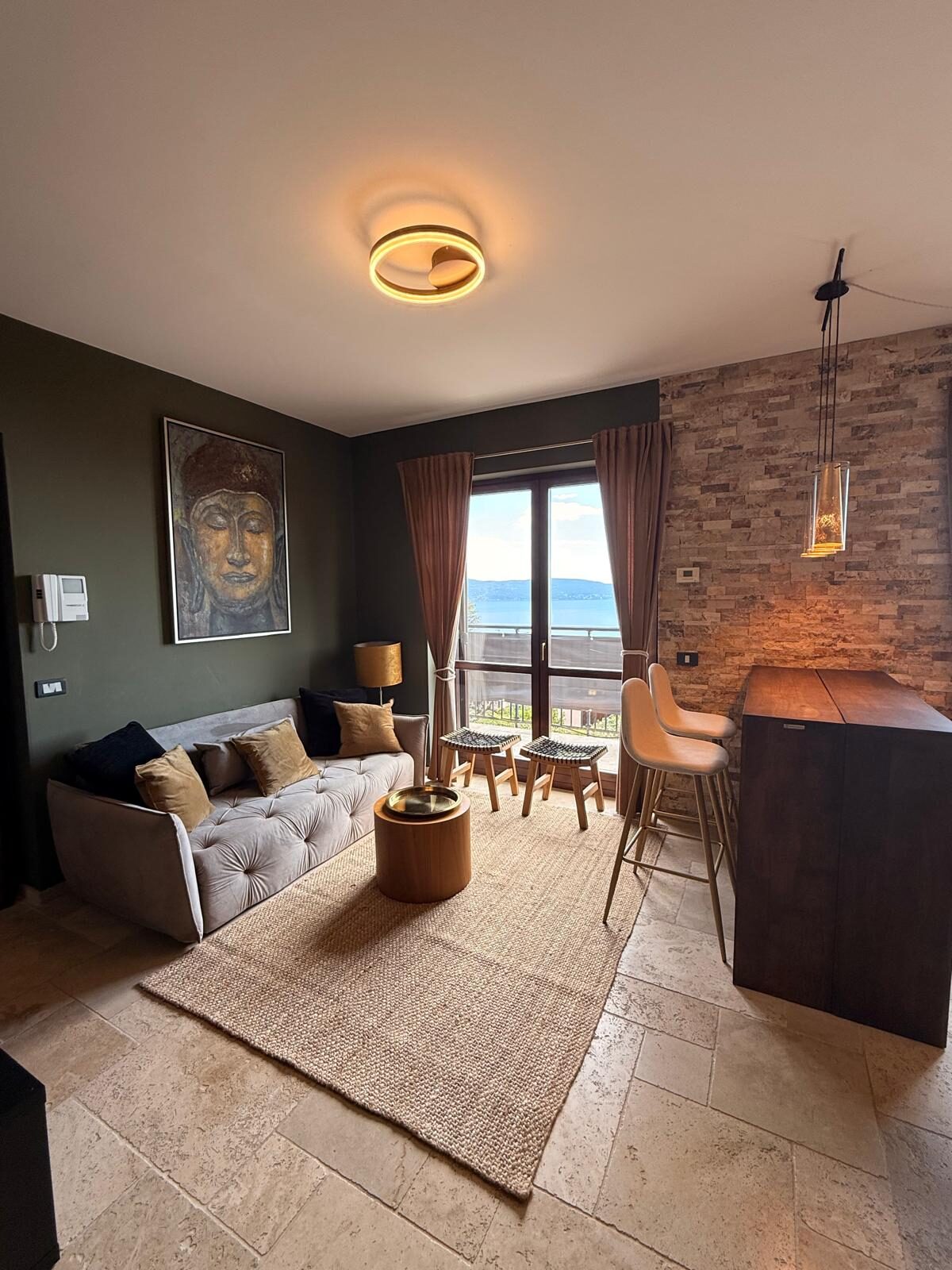Skylounge 360° · Offener Wohnbereich mit Sofa und Seeblick