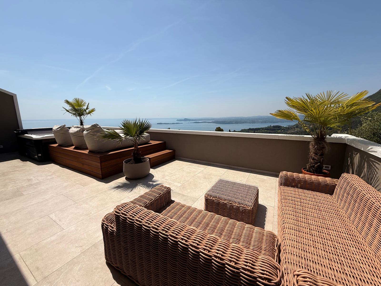 Resort Sky Spa · M4 · private Rooftop-Terrasse mit Whirlpool und Seeblick