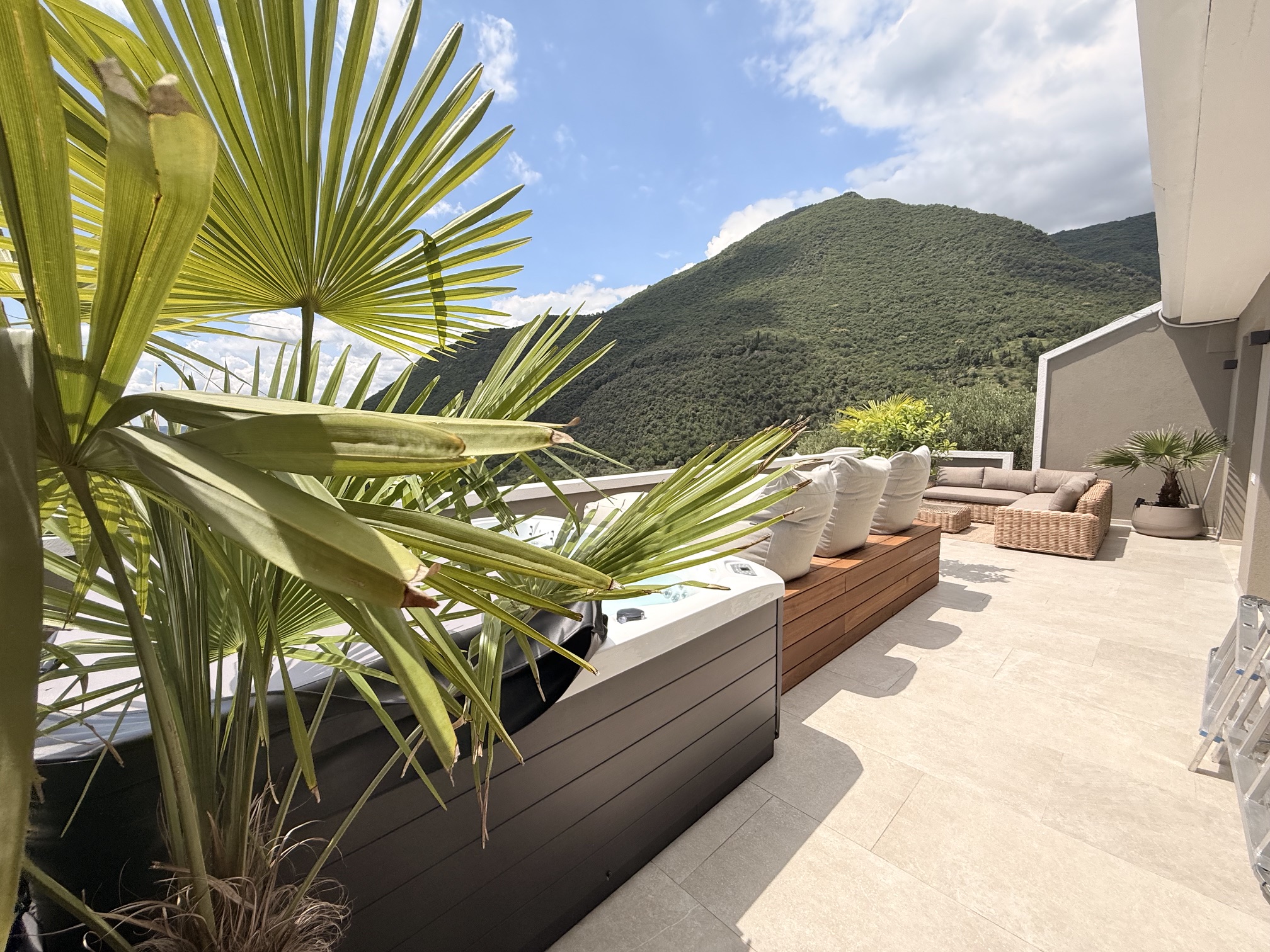 Penthouse Sky Spa · M4 · Whirlpool auf der Dachterrasse mit Bergkulisse