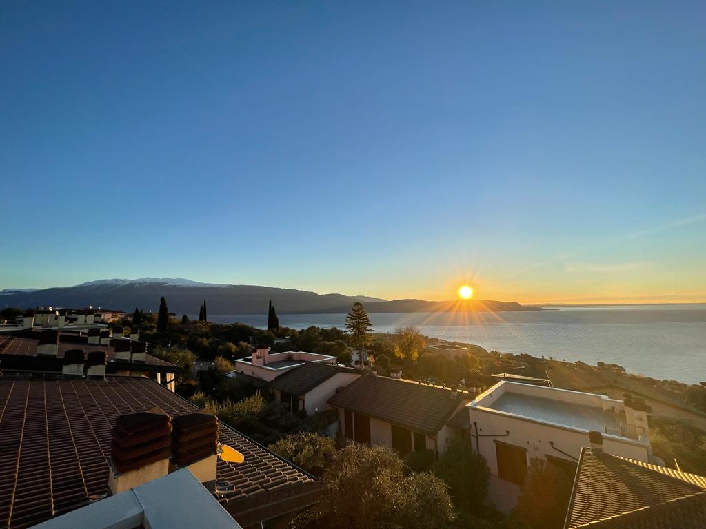Sonnenaufgang über Maderno mit Bergpanorama