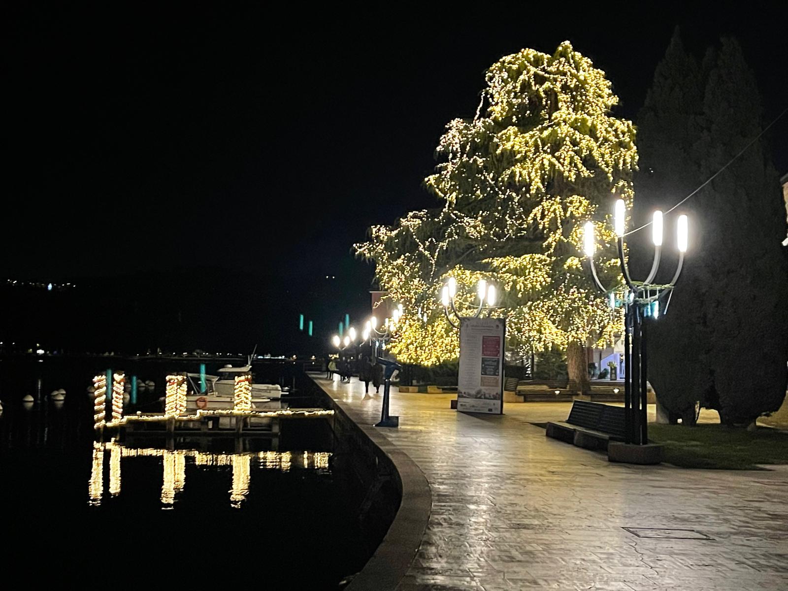 Weihnachts-Installation am Platz · Toscolano